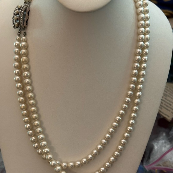 Elegant Faux Pearl Necklace with Silver Accents - Picture 2 of 8